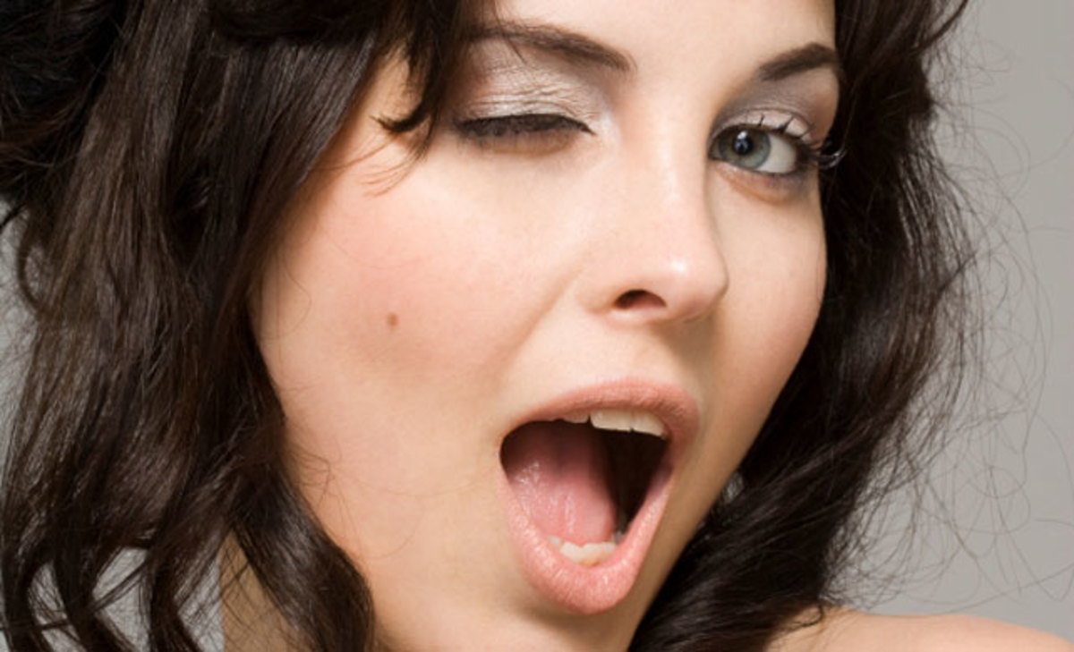 Сисястая русская брюнетка принимает сперму в рот после анала