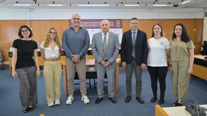 Με ένα ερευνητικό πρότζεκτ, το «NeuroMuSceteer», το οποίο στοχεύει να αποτελέσει βάση στην ανάπτυξη μιας νέας γενιάς θεραπειών για την Πολλαπλή Σκλήρυνση (Σκλήρυνση κατά Πλάκας), η διεθνώς διακεκριμένη φοιτητική διεπιστημονική ομάδα iGEM Thessaloniki θα εκπροσωπήσει το ΑΠΘ στον παγκόσμιο διαγωνισμό «iGEM Competition», ο οποίος αποτελεί μία πρωτοβουλία του Πανεπιστημίου MIT