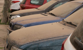 αυτοκίνητα καλυμμένα από αφρικανική σκόνη