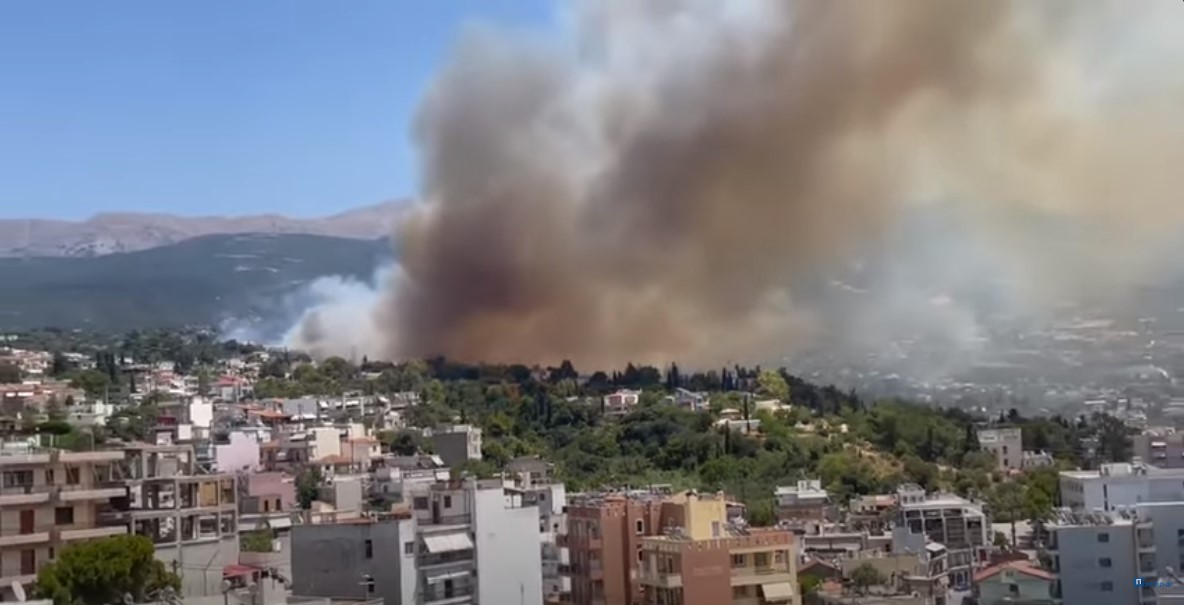 Εικόνα από τη φωτιά στην Πάτρα, λόγω της οποίας εκκενώθηκε το Καραμανδάνειο