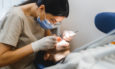 οδοντίατρος ελέγχει τα δόντια ασθενούς
