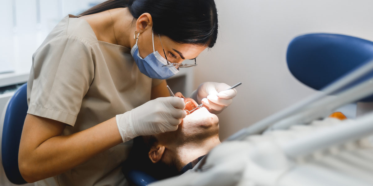 οδοντίατρος ελέγχει τα δόντια ασθενούς