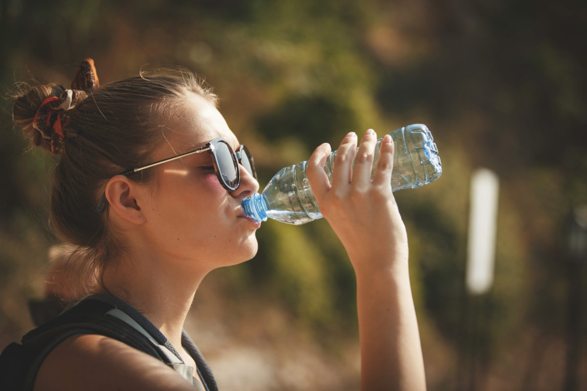 γυναίκα πίνει νερό στη ζέστη