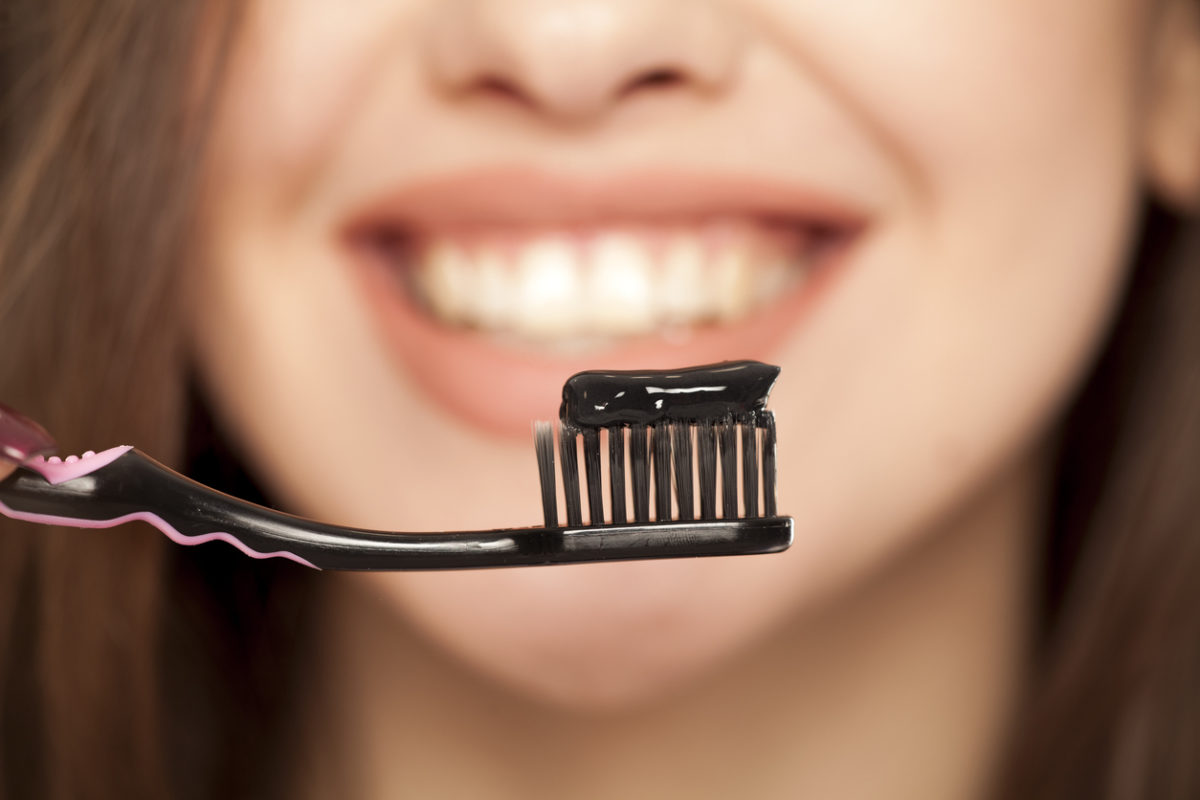 Υγιή δόντια και ενεργός άνθρακας: Ένας συνδυασμός με οφέλη, αλλά και μειονεκτήματα