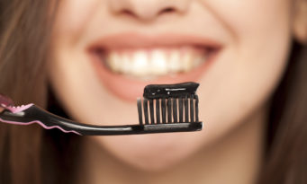 Υγιή δόντια και ενεργός άνθρακας: Ένας συνδυασμός με οφέλη, αλλά και μειονεκτήματα