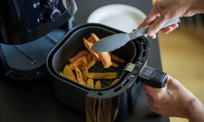 Η δημοτικότητα που γνωρίζουν τα air fryer δεν είναι τυχαία, καθώς πολλοί «ορκίζονται στο όνομά τους», σε ό,τι αφορά τα τηγανιτά